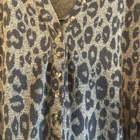 Lucky Brand Printed Brushed Hacci Henley size Large - Picture 3 of 13